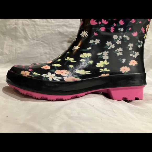 Women’s size 6 floral pattern rubber boots with adjustable calf strap - Picture 4 of 10
